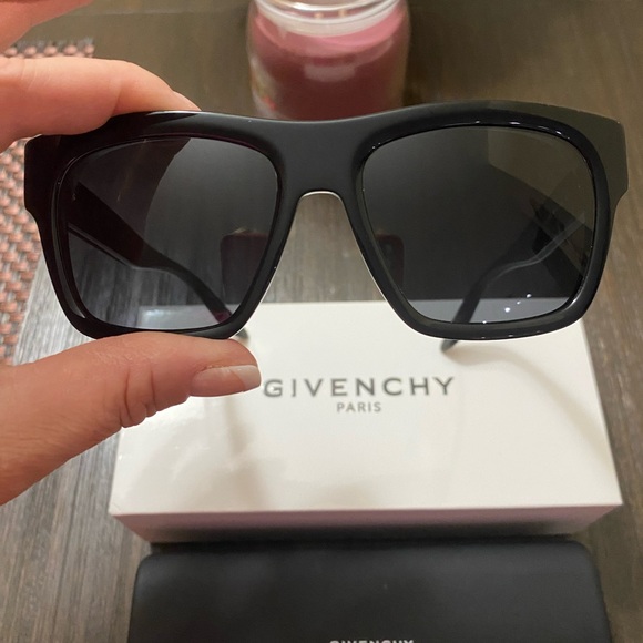 GIVENCHY Sun Glasses. - Picture 4 of 9